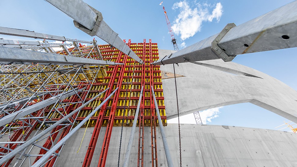A 36 m hosszú és 12 m magas fal komplex geometriája nagy betonozási ütemeket igényelt.