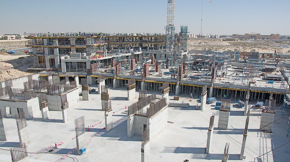 Columns are progressing fast due to the LICO column formwork system that allows fast shuttering and flexible adjustments with a variety of panel sizes available. 