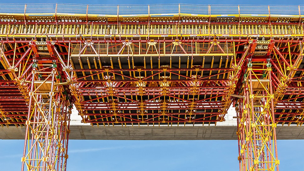 Čortanovci Viaduct, Novi Sad, Serbia: The integrated working platforms within the ALPHAKIT Formwork Girders allowed horizontal freedom of movement for site personnel.