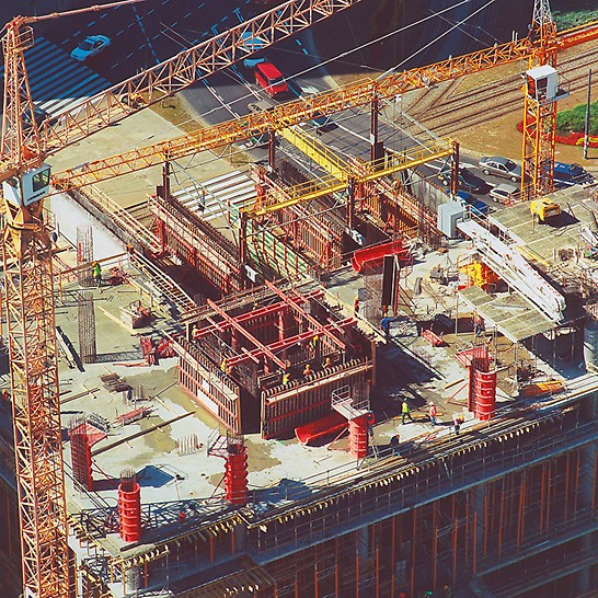 RONDO 1, Warsaw, Poland - The PERI circular column formwork allowed very fast concreting times for a fresh concrete pressure of up to 150 kN/m² as well as resulting in a superb concrete finish.