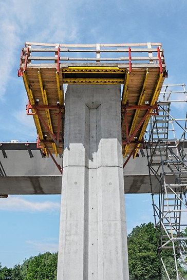 Most přes údolí Porubky, Ostrava: Pochozí lávky na pilíři pro obsluhu ložisek při výsuvu ocelové konstrukce.