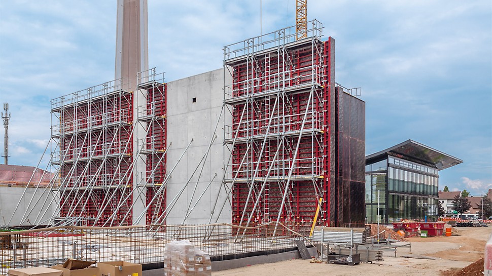 Le coffrage cadre MAXIMO est principalement utilisé pour les projets de construction industriels et de grande hauteur. Le système progresse par incréments de panneaux de 30 cm, clairement structurés.