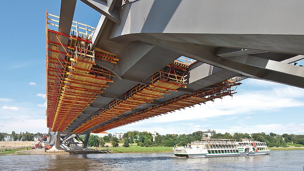 Waldschlösschenbrücke, Dresden, Deutschland - Zwischen den beiden stählernen Bögen entstehen auf einer ca.14 m breiten Fahrbahnplatte vier Fahrspuren, außerhalb kragen Fuß- und Radwege jeweils 4,45 m weit aus.