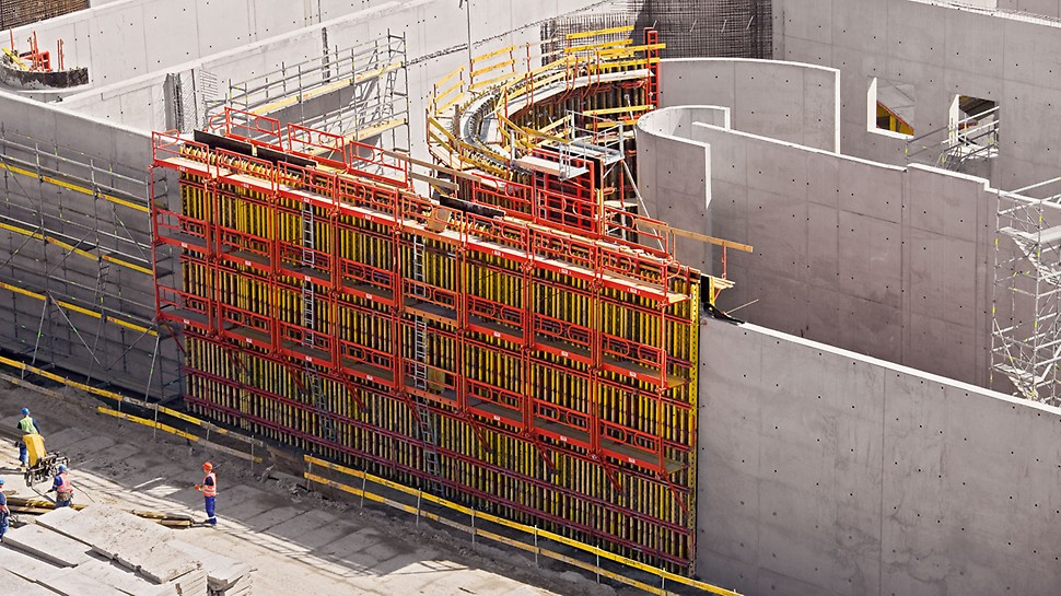 Ustawiony szalunek o wys. h=7,55 m na ścianie Reaktora biologicznego. Pomosty Vario zapewniają wysoki poziom bezpieczeństwa.