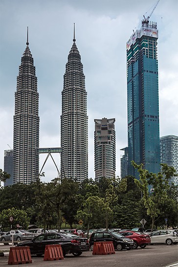 Located right next to the striking Petronas Towers is another architectural highlight in Kuala Lumpur: the Four Seasons Centre. 