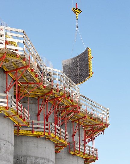 Grain Silo near Parma, Italy - Optimal jobsite results: PERI climbing formwork solution with CB climbing platforms and accurately rounded VARIO GT 24 wall formwork.