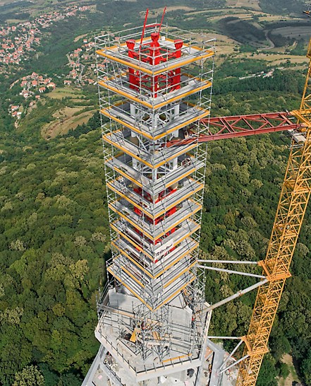 Toranj na Avali, Srbija - bezbedno postavljanje antene na vrhu tornja pomoću PERI UP Rosett radne skele na visini od skoro 200 m.