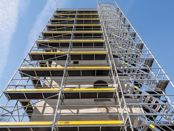 Escadas de alumínio 75 PERI UP Rosett Flex: os pequenos lanços de escada com largura de 75 cm oferecem máxima adaptabilidade para áreas pequenas e geometrias estreitas.