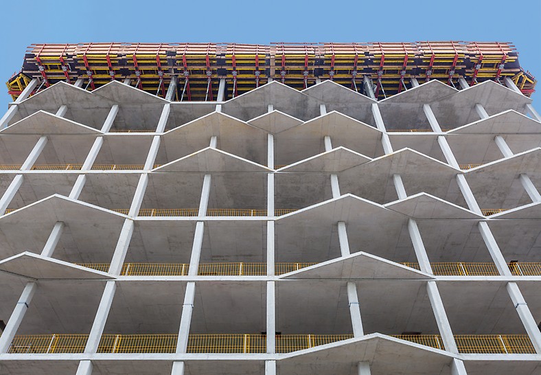 Bild der unregelmäßig angeordneten, dreiecksförmigen Erker in der Bauphase des MK4 in München.