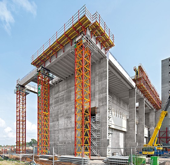 Les tours de haute capacité VARIOKIT supportent chacune plus de 200 tonnes. Le montage horizontal des sections de 10 m de haut apporte facilité et sécurité dans la construction de l'étaiement.