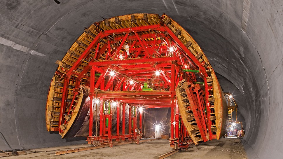 Objízdný tunel Soči: Pro pojezd zmenšeným průřezem tunelu mohla konstrukce bednicího vozu hydraulicky poklesnout o více než 1 m a sklopit se na šířku zhruba 10 m.