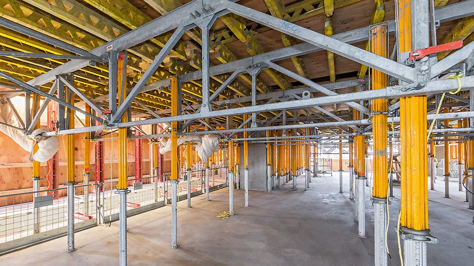 The RCS Protection system fully encloses three working levels, offering safe working conditions for the site personnel and protecting them against bad weather conditions.
