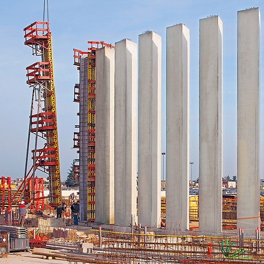 Aeroportul Toulouse-Blagnac, Franța - Cofrajul pentru coloanele cu secțiune triunghiulară de 11.70 m înălțime a fost realizat cu acuratețe și rentabil cu sistemul de cofraj cu grinzi pentru stâlpi VARIO GT 24 pentru betonare într-o singură etapă.