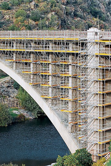 Brückensanierung Ponte Rio Tua, Vila Real, Portugal - Als Hauptzugang diente ein 19 m hoher Treppenturm aus PERI UP Systembauteilen, gegenläufig montiert mit 75 cm Laufbreite.