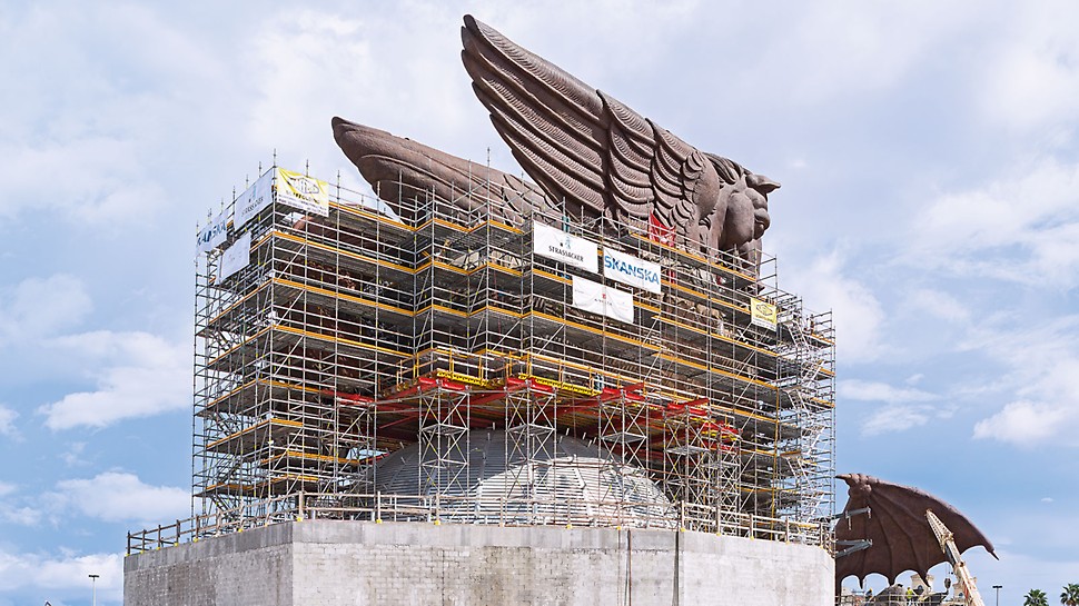 Pegasus Sculpture, USA - Cost-effective system combination: VARIOKIT system components supplemented the PERI UP scaffold solution in particular for the large-span bridging.