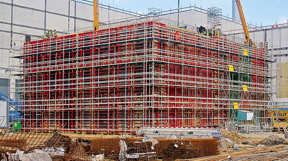 Papírny Palm: Pro bezpečnost práce při obedňování, armování i betonáži 9,90 m vysoké stěny sloužilo na vnější straně bednění pracovní lešení PERI UP Rosett, vybavené požadovaným vnitřním zábradlím.