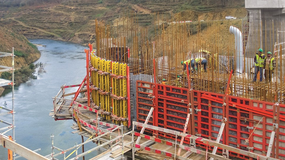 Aproveitamento Hidroeléctrico de Ribeiradio-Ermida - Cofragem PERI “Rundflex” para execução de pilares. Consolas SKS180-TR e KGF240 para apoio da cofragem.
