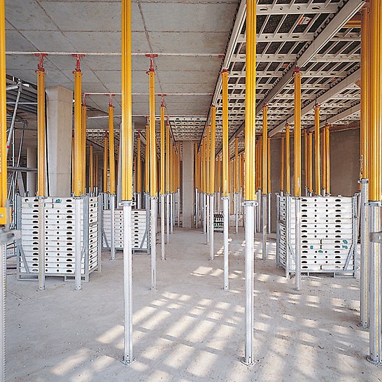 Nový Zollhof: SKYDECK nabízí optimální prostor pro přemísťování materiálu mezi stojkami jsou mezery o velikosti 1,50 m x 2,30 m.