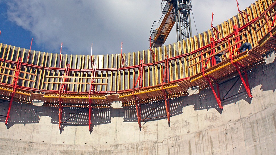 Подъем опалубочного модуля на следующий уровень бетонирования осуществлялся крупноразмерными единицами длиной 5 м.