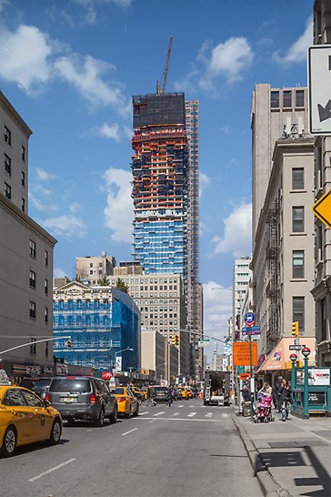 Das Schweizer Architektenteam Herzog & de Meuron entwarf den außergewöhnlichen, 250 m hohen Wohnturm in Manhattan.