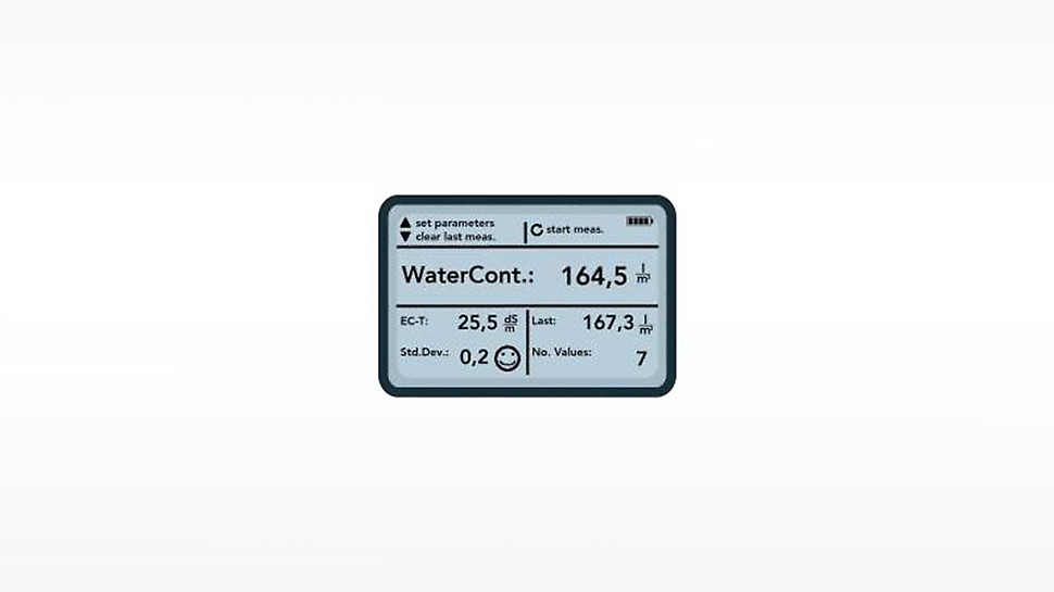 Den håndholdte enhed viser vandindholdet i den friske beton med en nøjagtighed på +/- 3 l/m³. Det faktiske vand-/cementindhold kan derefter nemt beregnes på grundlag af vandindholdet og cementindholdet (angivet i kg på følgesedlen).