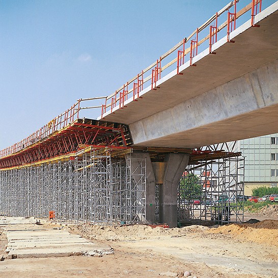 Dopravní uzel Czerniakowska: Mostovka se stěnovým bedněním VARIO GT 24 a stropním bedněním MULTIFLEX na podpěrných věžích ST 100.