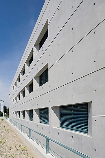Satelitski kontrolni centar Galileo, Oberpfaffenhofen, Njemačka - izvedba fasade koju vrijedi vidjeti s raspoređenim rasterom fuga i sidara i markantnim otvorima za prozore s ukošenim nišama.
