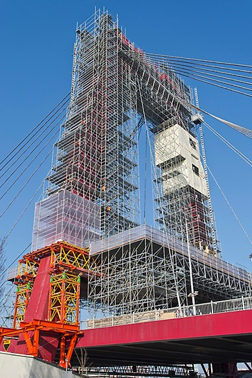 PERI UP est construit jusqu’au plus haut point sur la base d’une construction en acier spéciale et avec l’aide d’une tour d’étaiement VST.