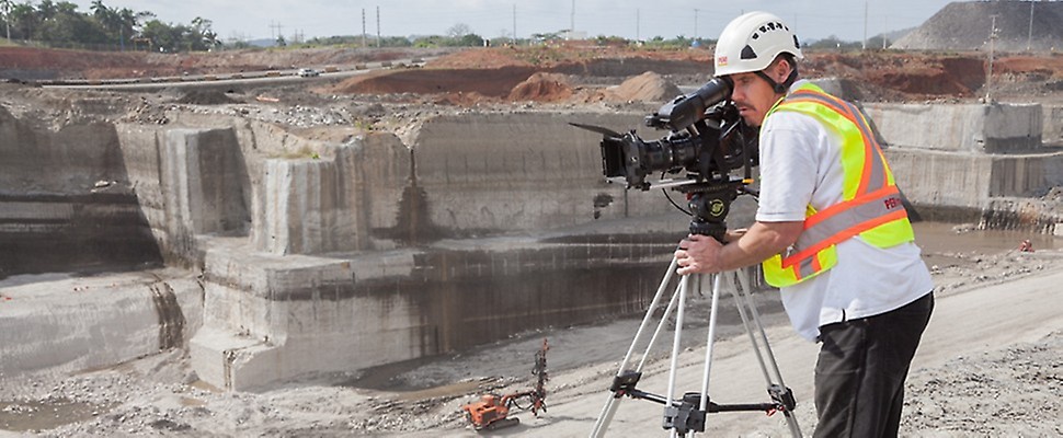 Kameramann bei Dreharbeiten im Panamakanal