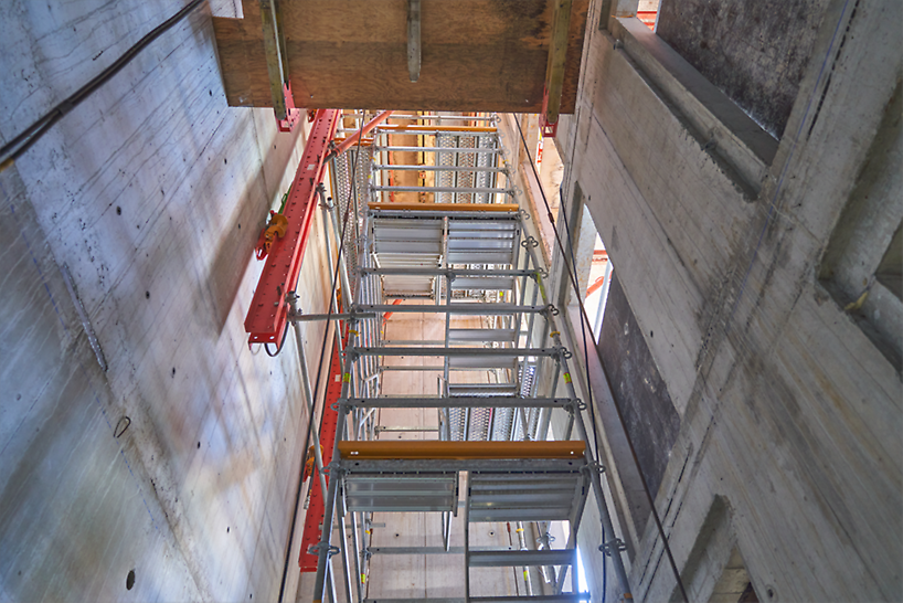 Een trappentoren zorgt voor toegang tot de klimbekisting van de kern bij de bouw van de torens.