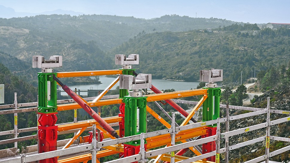 La torre para cargas elevadas también puede descenderse y subirse bajo carga, gracias al husillo cabezal y al sistema hidráulico móvil.