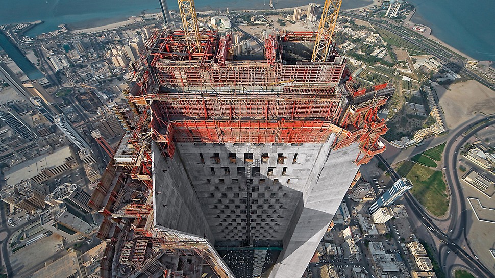 Al Hamra Tower, Kuwait City, Kuwait - The customised combination of different PERI climbing formwork systems allowed the construction of the varying storeys to be carried out in regular eight-day cycles.