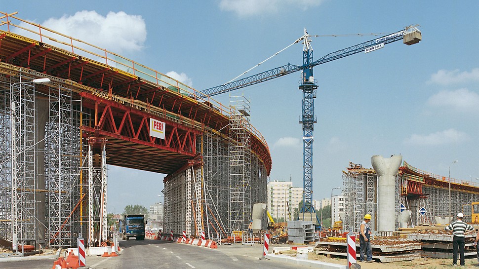 Traffic junction Czerniakowska, Warsaw, Poland - Support construction using standard parts from the HD 200 heavy duty system. This ensured a safe transfer of loads during the building of the superstructure. Furthermore, there was no interruptions to the flow of traffic on this very busy stretch of road – up to 18,000 vehicles a day use this route.