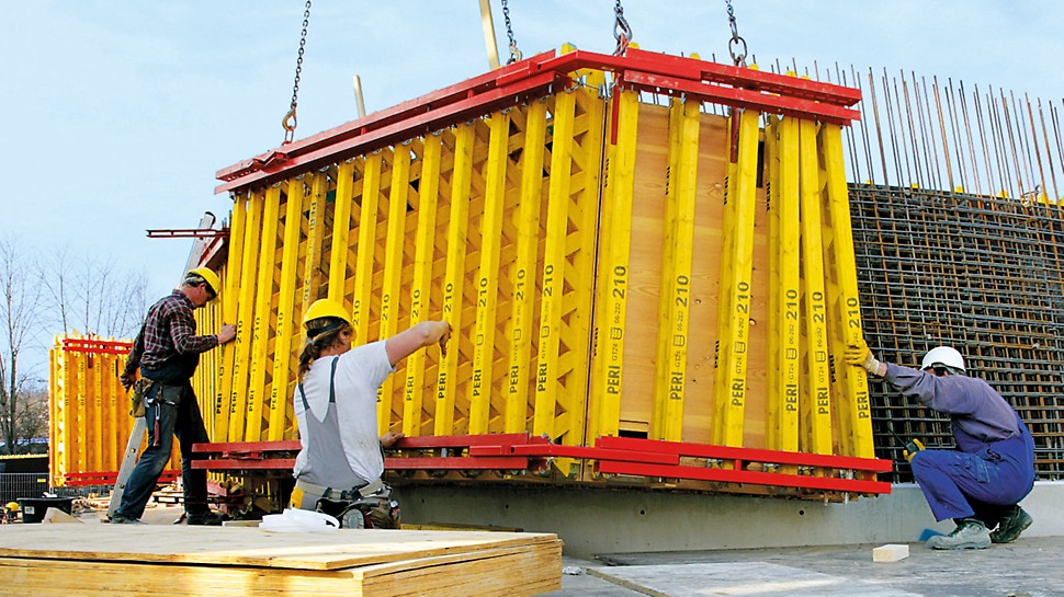 On the construction site, the prefabricated formwork units can be assembled in a similar way as for system formwork.