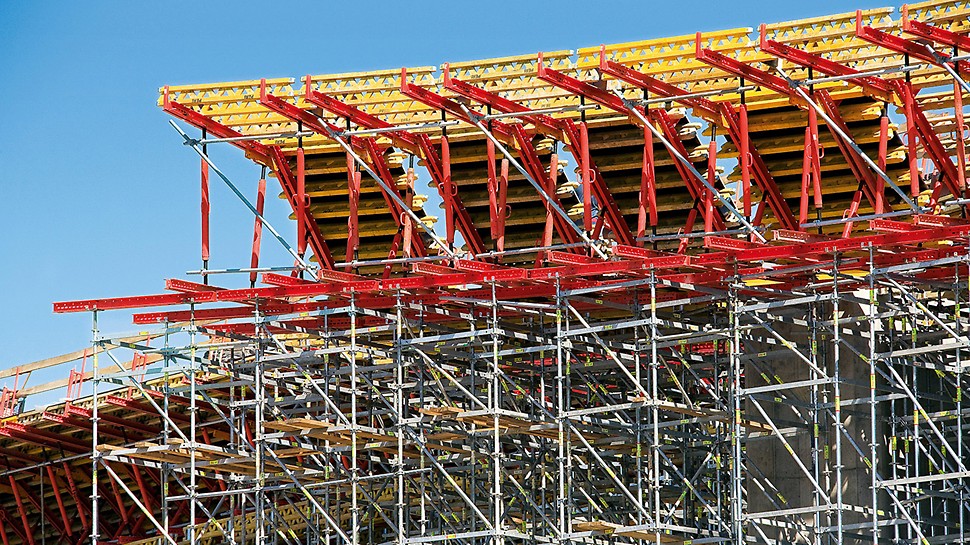 Motorway Bridge D1, Považská Bystrica, Slovakia - Raised formwork units made of standardized system components taken from the VARIOKIT engineering construction kit form the external web formwork and cantilever formwork.