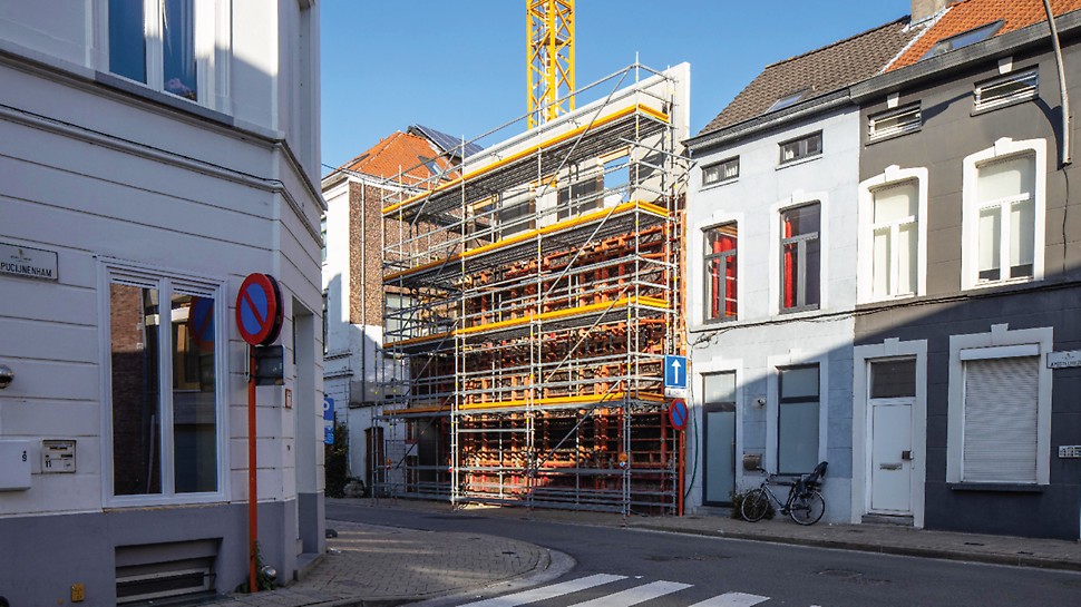 Une combinaison de coffrage de voile MAXIMO et du coffrage cadre TRIO s’est avérée la solution idéale pour la réalisation d’une façade en béton apparent au centre de Gand.