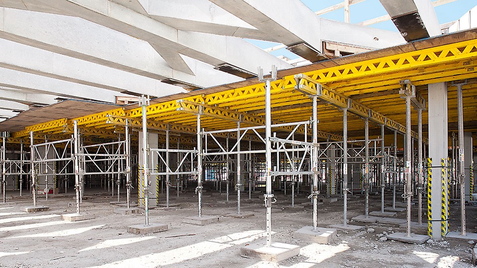 MULTIFLEX served for the construction of the cast-in-place beams with the PEP Props connected by means of PRK Frames to form shoring towers.