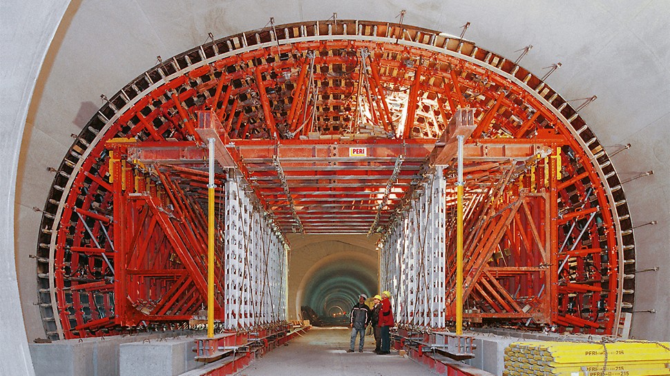 Das verfahrbare Längsfachwerk für diesen Tunnel aus dem HD 200 Schwerlastsystem wurde als Portal ausgebildet. So war der ungestörte Baustellenverkehr längs der Trasse jederzeit möglich.