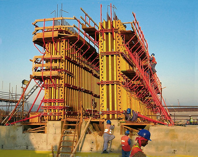 Tunel Jumeirah Palm Island, Dubai, Ujedinjeni Arapski Emirati - sistemske komponente VARIO GT 24 zidne oplate s nosačima činile su osnovu za sva područja jer se nosivi GT 24 drveni nosači oplate varijabilno primjenjuju. 