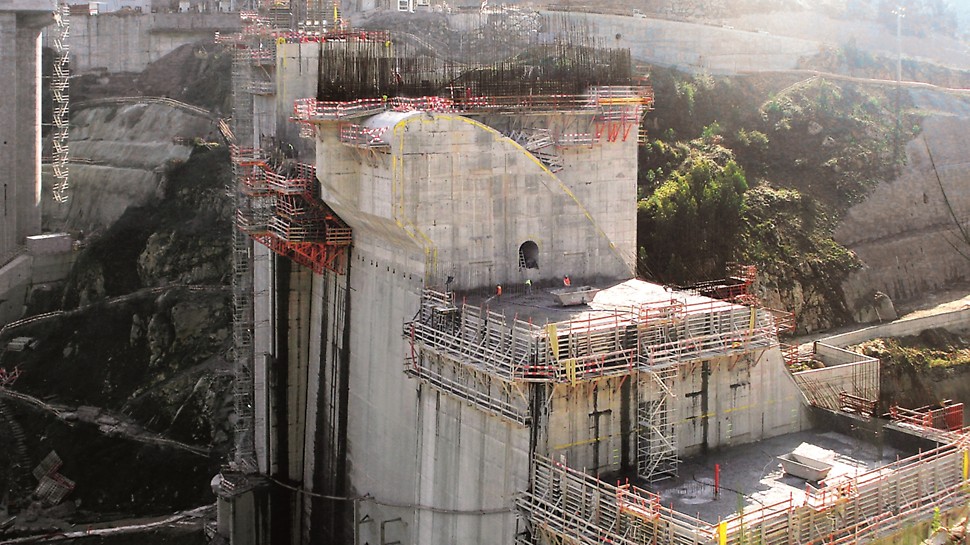 Aproveitamento Hidroeléctrico de Ribeiradio-Ermida - Cofragem PERI “Vario” para execução de paramento inclinado e juntas. Consolas SKS180-TR para apoio da cofragem.
