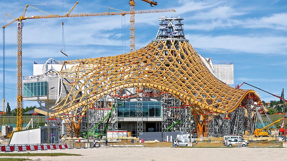 Centre Pompidou, Metz, Frankreich - Die zeltartige Dachkonstruktion gipfelt in 77 m Höhe. Bis zu 32 m hoch sind die PERI UP Stütztürme, die Anpassung an die komplexe Dachgeometrie erfolgt über Systembauteile aus dem VARIOKIT Ingenieurbaukasten.