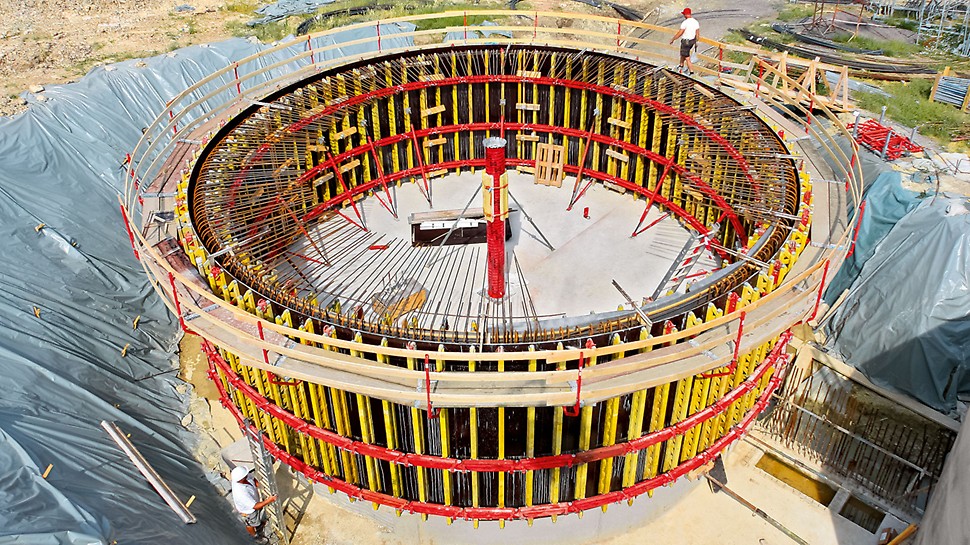 GRV realizes both large and small radii via a closed formwork ring without any tie points.
