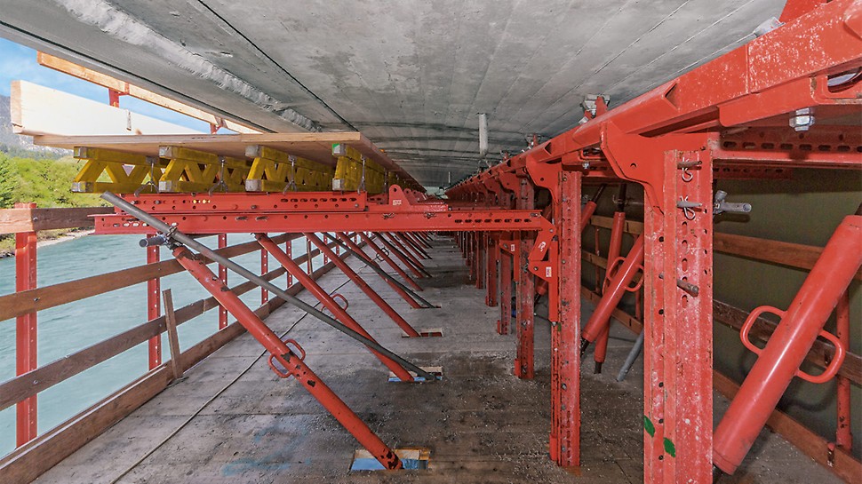 The track units are completely suspended at the lower side of the cantilever via rollers and rails, so the superstructure is freely accessible.
