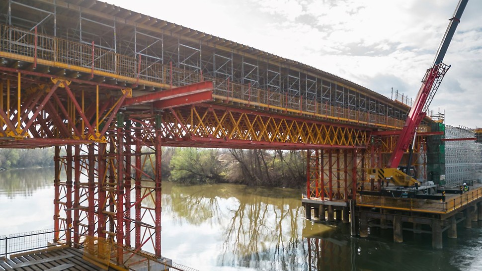 Prilikom izgradnje mosta bilo je neophodno obezbediti skelu za ukupno 6 raspona u isto vreme. 