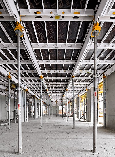 North Station Vienna - The SKYDECK construction with lightweight main beams and panels provides a systematic assembly sequence and creates space under the formwork.