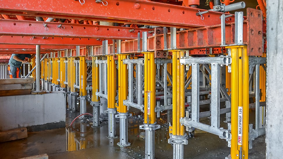 The framework-type tables were supported on MULTIPROP shoring towers. 