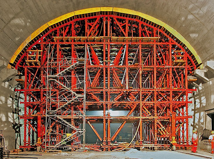 Progetti PERI, Lötschberg Tunnel, Mitholz, Svizzera - Nella seconda fase del ciclo di costruzione l’attrezzatura provvisionale traslabile viene abbinata alla cassaforma per realizzare la calotta. Per il sollevamento e l’abbassamento della cassaforma sono stati utilizzati quattro cilindri idraulici