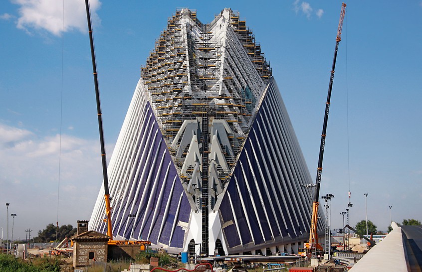 Edificiul Ágora, Valencia, Spania - O structură imensă de schelă PERI UP Rosett a asigurat căi de acces și zone de lucru sigure pentru activitățile din șantier până la o înălțime de aproape 80 m.