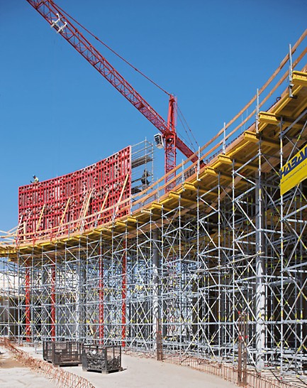 PERI UP Flex shoring towers provide a stable base for MULTIFLEX slab formwork, also at great heights. On this particular project, point loads were transferred with HD 200 Heavy-Duty Props.
