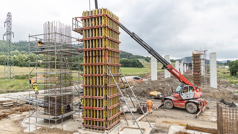 VARIO GT 24 column formwork was used for concreting the piers.